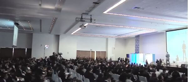 Luis Ramos motivando a universitarios