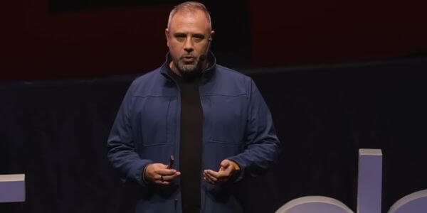Luis Ramos en una charla TEDx