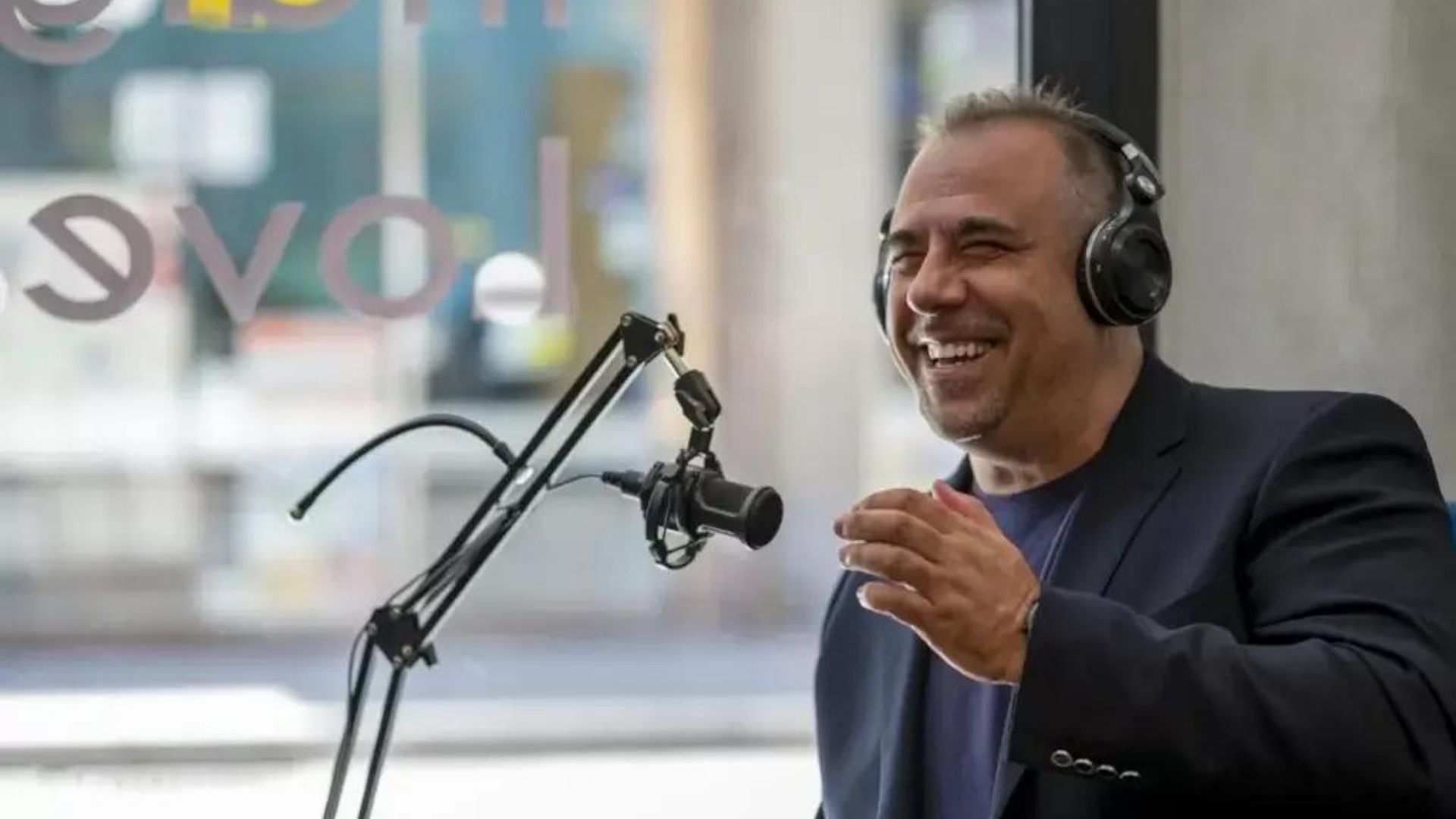 Luis Ramos ante el micrófono grabando contenido