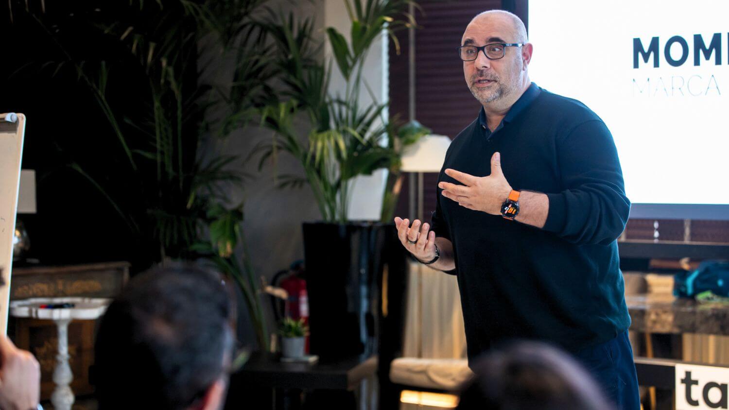 Luis Ramos dando clase presencial en MOMENTUM