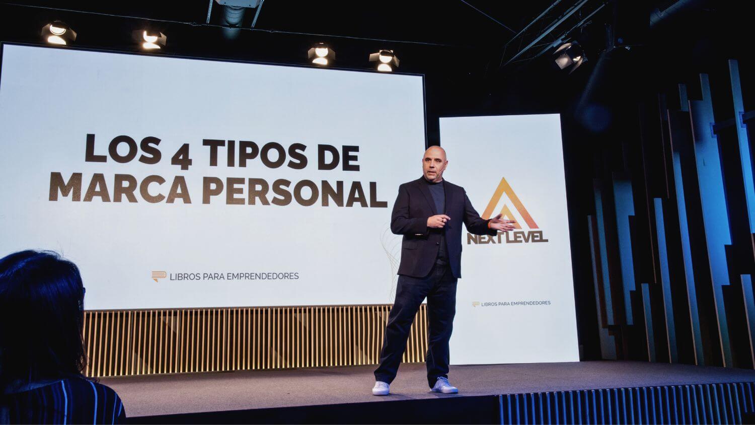 Luis Ramos dando una charla de marca personal