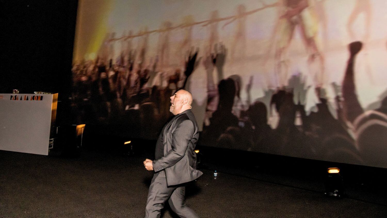 Luis Ramos en pleno escenario, en éxtasis ante el público