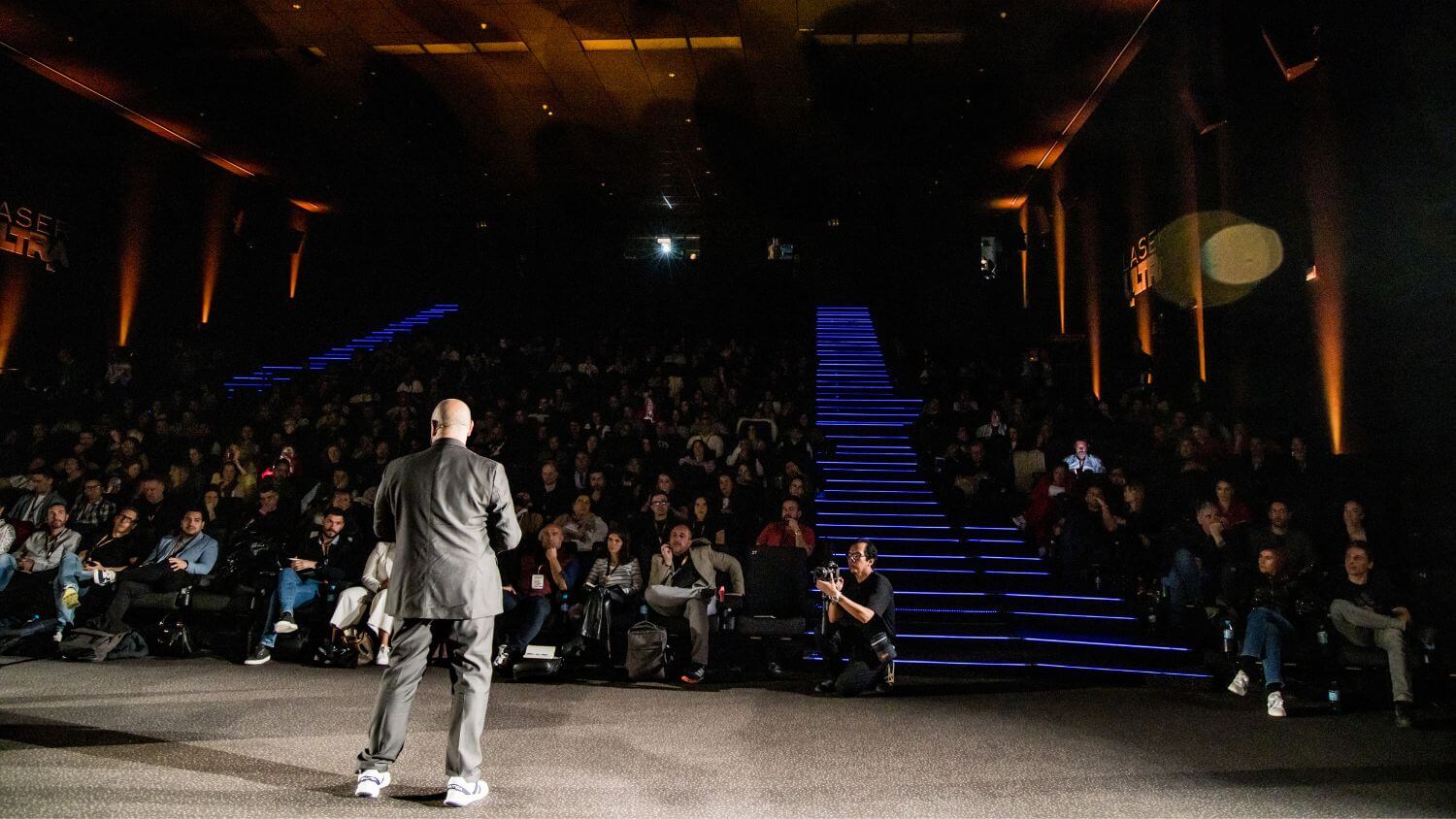 Luis Ramos en el escenario ante cientos de personas