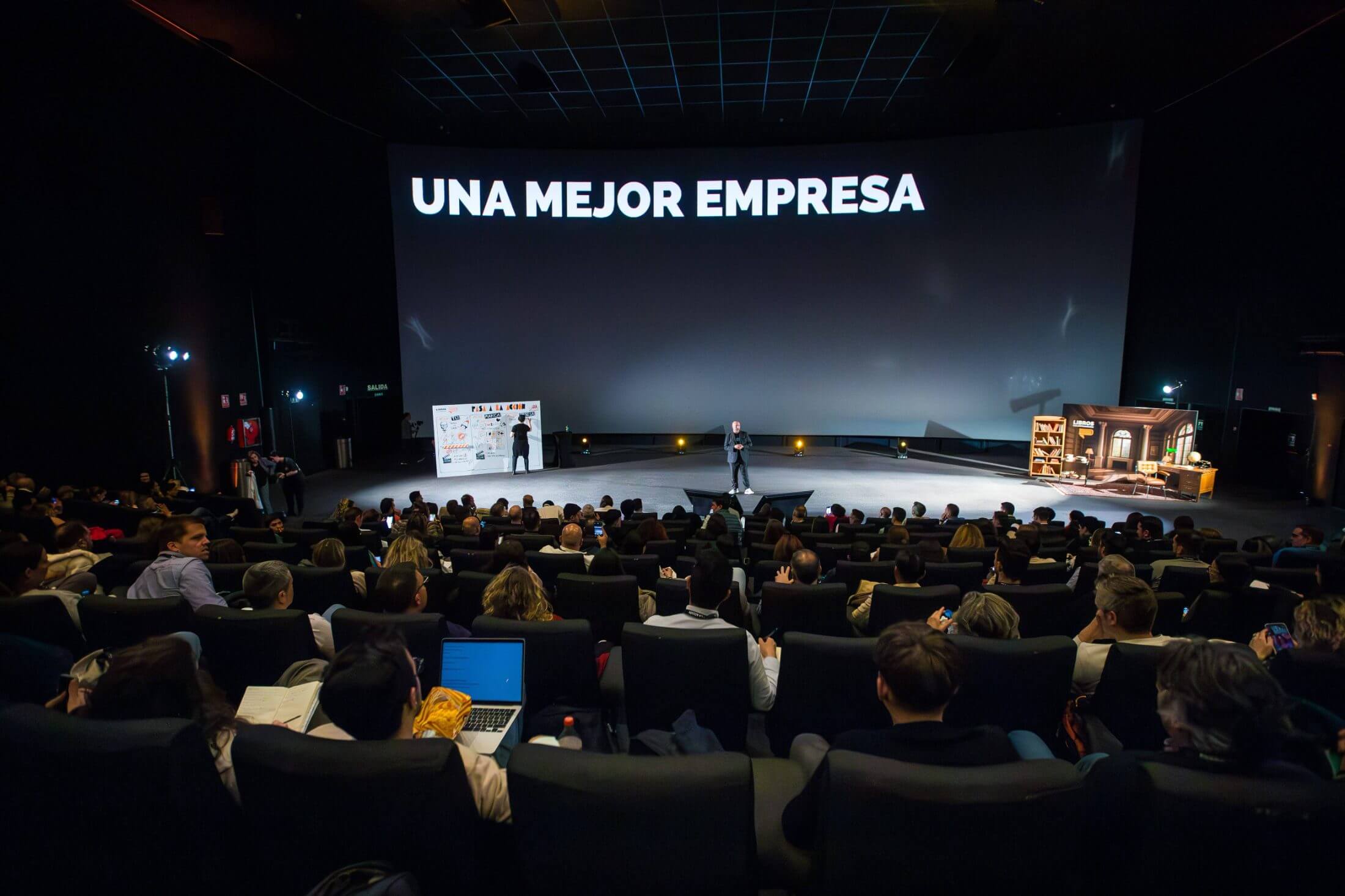 Luis Ramos en el escenario de un evento de Libros para Emprendedores ante una sala llena de emprendedores
