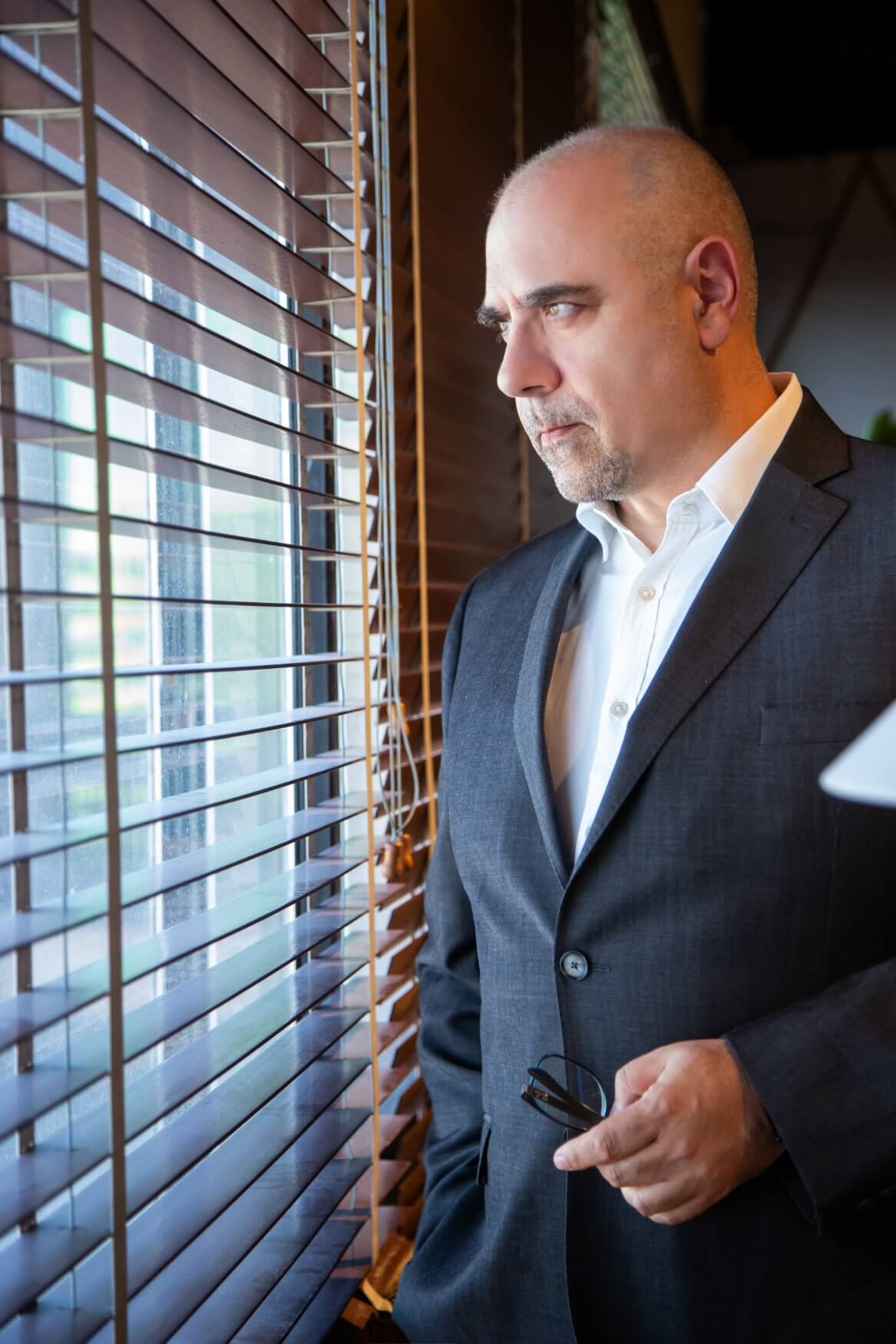 Luis Ramos junto a una ventana
